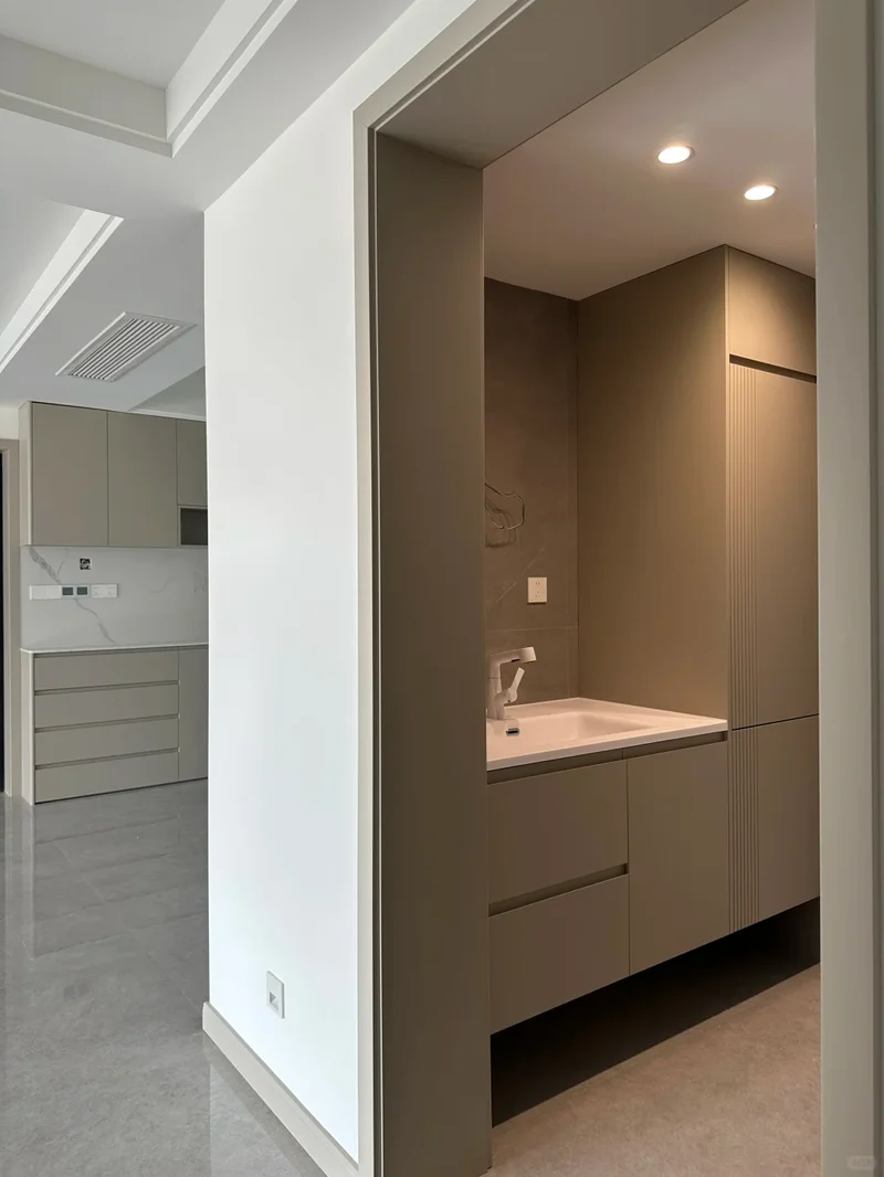 Pine solid wood doors cost-effective with water-based paint for residential areas